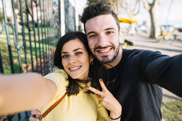 files/pareja-posando-par-selfie_23-2148011871.avif